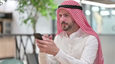 Neşeli Arap İş Adamı Akıllı Telefonla Konuşuyor 