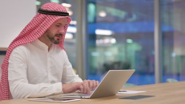 Empresario árabe emocionado celebrando el éxito en el ordenador portátil — Vídeos de Stock