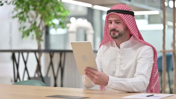 Exitoso empresario árabe celebrando en la tableta — Vídeos de Stock