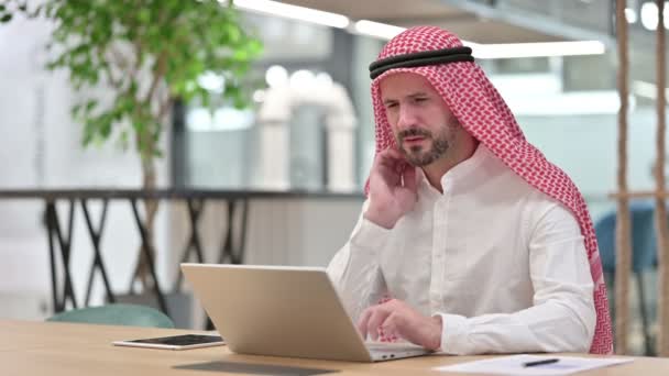 Hombre de negocios árabe cansado con el ordenador portátil que tiene dolor de cuello — Vídeos de Stock