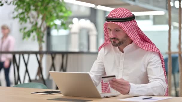 Επιτυχία σε απευθείας σύνδεση πληρωμής στο φορητό υπολογιστή για τον αραβικό επιχειρηματία — Αρχείο Βίντεο