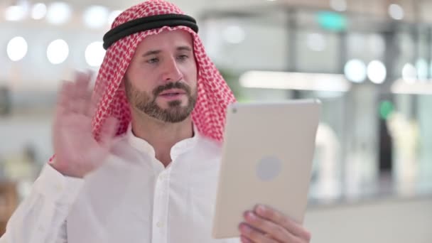 Arabischer Geschäftsmann führt Videochat auf Tablet — Stockvideo