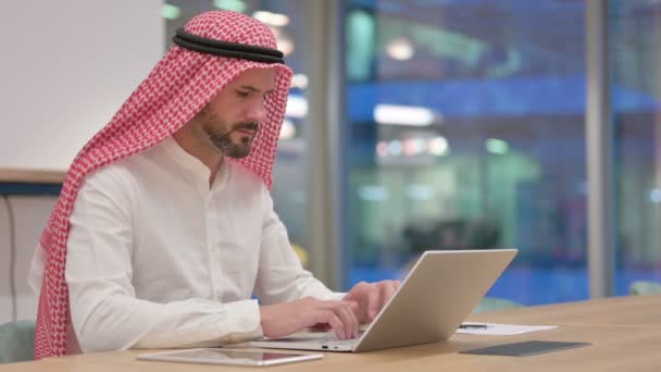 Pérdida, empresario árabe reaccionando al fracaso en el ordenador portátil — Vídeos de Stock