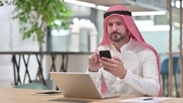 Арабский бизнесмен, использующий Мбаппе и Озил — стоковое видео