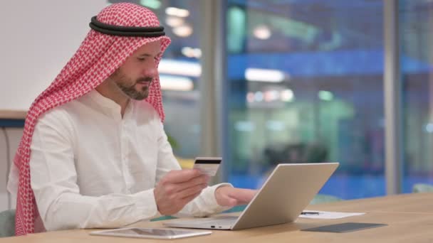Оплата через Интернет на ноутбуке для арабского бизнесмена — стоковое видео
