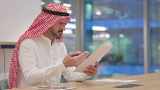 Empresario árabe trastornado con pérdida de documentos — Vídeos de Stock