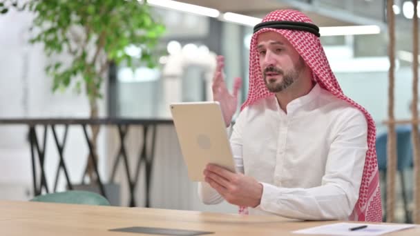 Uomo d'affari arabo professionista che fa videochiamata su tablet — Video Stock