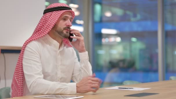 Wesoły arabski biznesmen rozmawiający na smartfonie — Wideo stockowe