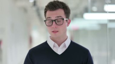 Yorgun genç işadamı esneme, dinlenme ihtiyacı