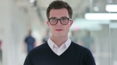 Heyecanlı genç işadamı alkışlıyor, alkışlıyor 