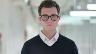 Olumlu Genç İşadamı, Titrek Kafa 'dan 