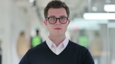 Genç İşadamı Elle Kalp İşareti Gösteriyor