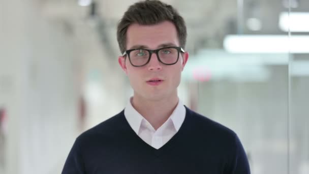 Assertiv ung forretningsmand peger med fingeren og indbydende – Stock-video