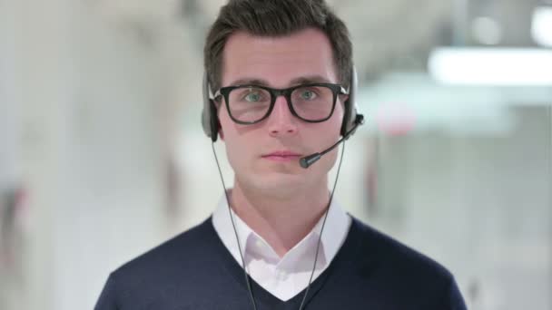 Junger Geschäftsmann mit Headset zeigt Daumen hoch — Stockvideo