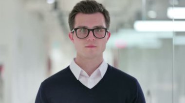 Ciddi Genç İşadamı Dudaklarını Parmaklarıyla Parmaklıyor 