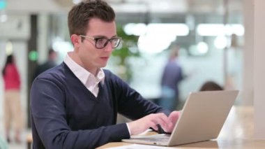 Laptop öksüren hasta genç iş adamı. 