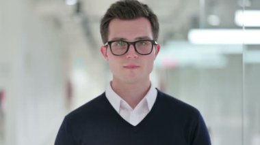 Üzgün Genç İşadamı Bağırıyor, Bağırıyor 