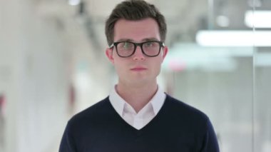 Genç işadamı şoke olmuş, şaşırmış hissediyor 