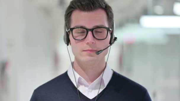 Joven Empresario con Auriculares Sonriendo a la Cámara — Vídeos de Stock