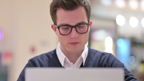 Jeune homme d'affaires avec ordinateur portable montrant pouces vers le haut — Video