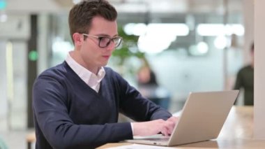 Genç İşadamı Bilgisayarı Kapatıyor ve Uzaklaşıyor