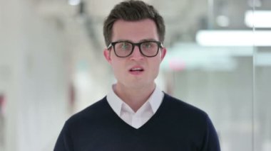 Kızgın Genç İş Adamı Dövüşüyor, Tartışıyor 