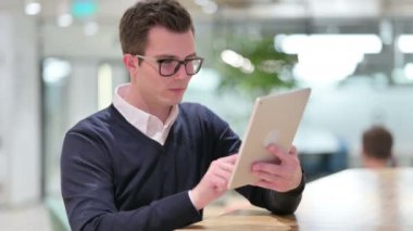 Genç İşadamı Tablet 'te Başarı Kutlaması 