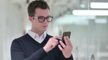 Genç İşadamı Akıllı Telefon, Kısa Mesaj Kullanıyor