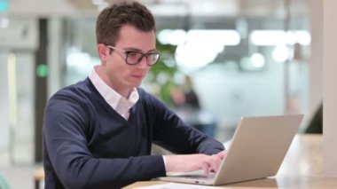 Hayal kırıklığına uğramış Genç İşadamı Başparmaklarını Aşağı Gösteriyor 