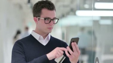 Genç İşadamı Smartphone 'da Çevrimiçi Ödeme Yapıyor 