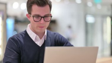 Genç İşadamı Dizüstü bilgisayarında Başarı Kutlaması 