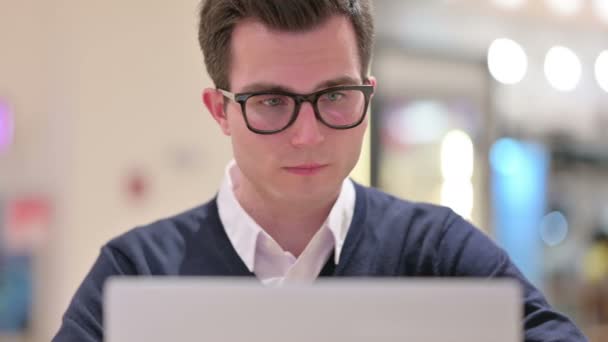Gros plan de jeune homme d'affaires travaillant sur ordinateur portable — Video