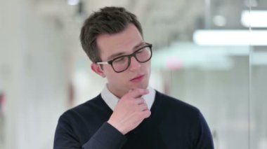 Düşünceli Genç İş Adamı Bir şey Düşünüyor