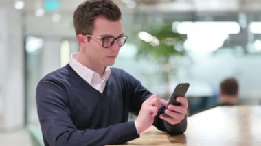 Genç İşadamı Akıllı Telefon, Kısa Mesaj Kullanıyor