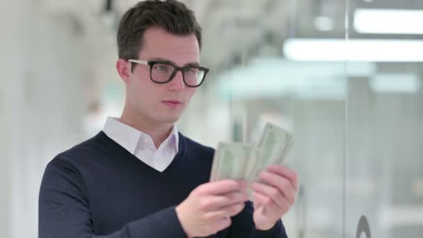 Joven empresario adinerado contando dólares — Vídeo de stock