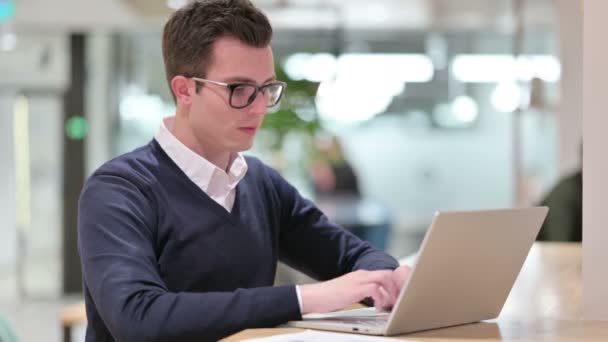 Giovane uomo d'affari con il computer portatile dicendo di no con il segno delle dita — Video Stock