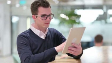 Tablet kullanan Ciddi Profesyonel Genç İş Adamı 