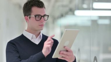 Dijital Tablet kullanan Genç İşadamı, E- posta