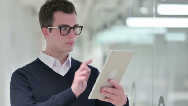デジタルタブレット、電子メールを使用して若いビジネスマン — ストック動画