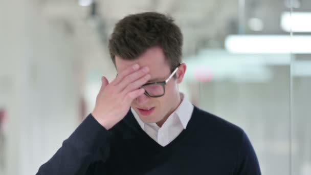 Uitgeputte jonge zakenman met hoofdpijn — Stockvideo