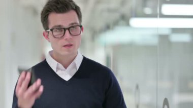 Neşeli Genç İş Adamı Akıllı Telefonla Konuşuyor