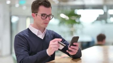 Smartphone 'da Başarılı Çevrimiçi Ödeme Yapan İşadamı 