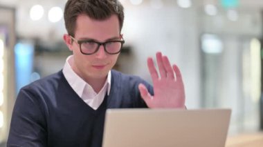 Bilgisayarda video görüşmesi yapan genç bir iş adamı. 