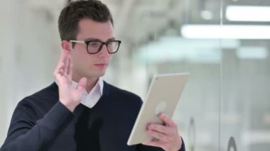 Dijital Tablet 'te Video Çağrısı Yapan Genç İşadamı 