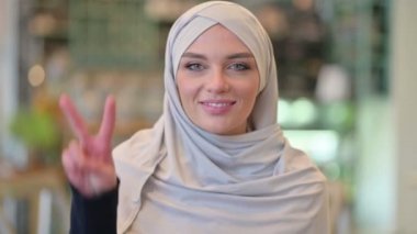 Başarılı Arap Kadın Portresi Zafer İşareti Gösteriyor 
