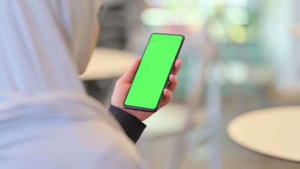 Αραβική γυναίκα Χρησιμοποιώντας Smartphone με οθόνη Chroma — Αρχείο Βίντεο