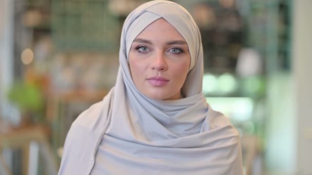 Портрет молодой арабской женщины, говорящей "да", покачивая головой — стоковое видео