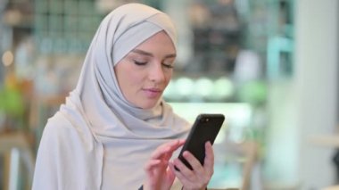 Smartphone 'da Başarıyı Kutlayan Heyecanlı Arap Kadın 