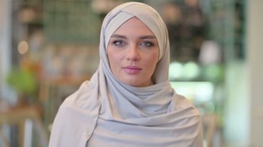 Olumlu Genç Arap Kadın 'ın Portresi Başparmakları Yukarı Çekiyor 