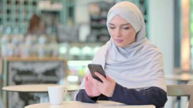 Smartphone 'da Başarıyı Kutlayan Heyecanlı Genç Arap Kadın 